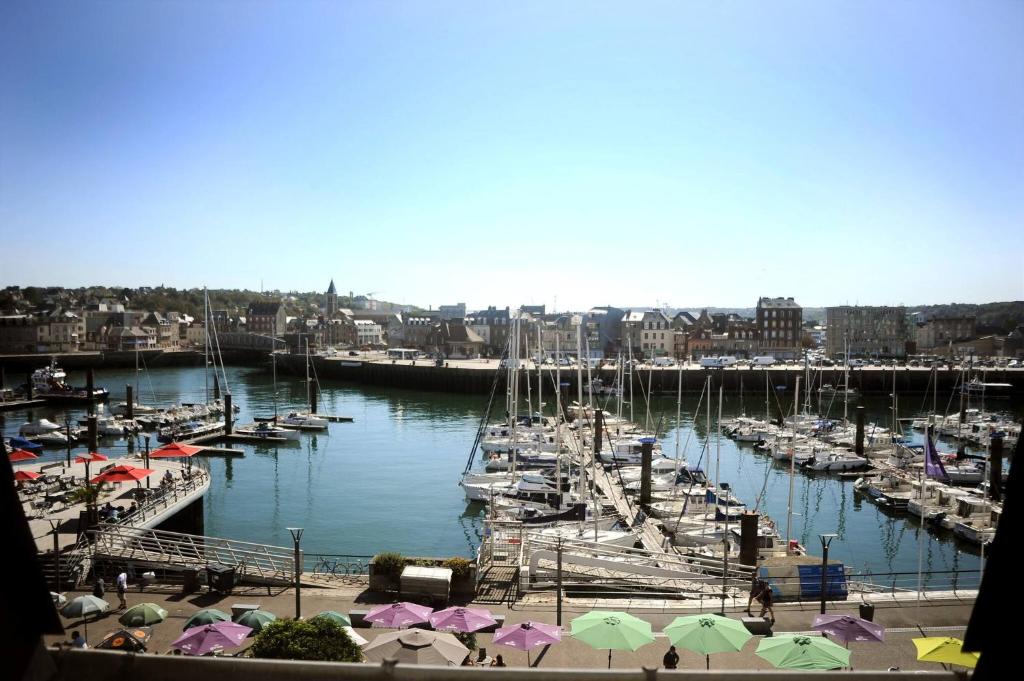 een jachthaven met boten en paraplu's in een haven bij Le Champlain Duplex Port de plaisance in Dieppe