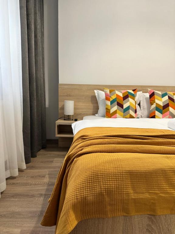 En eller flere senge i et værelse på 27 RENT Apartments