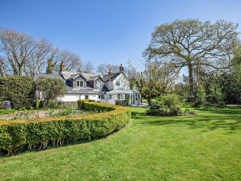 une grande maison blanche avec une cour gazonnée dans l'établissement 4 Bed in Winfrith Newburgh 86025, à Winfrith Newburgh