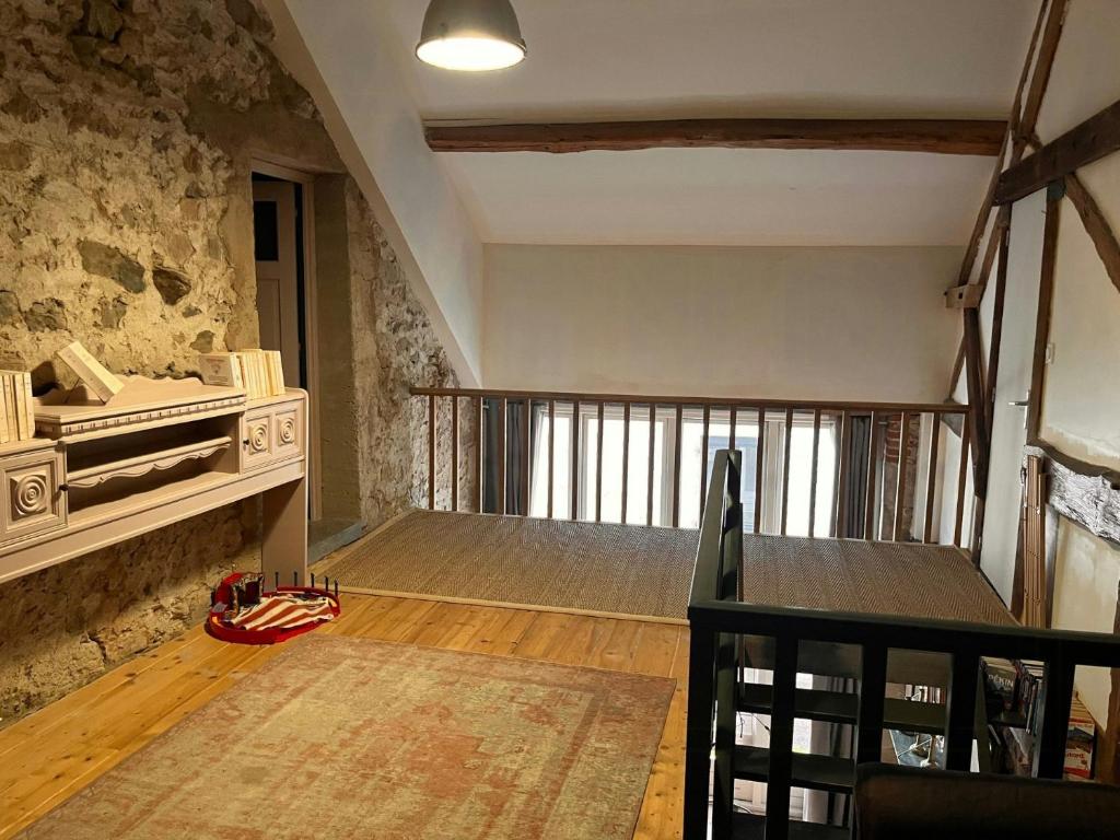 Una habitación vacía con balcón en un edificio. en Country House With Swimming Pool In Morvan, en Lucenay-lʼÉvêque