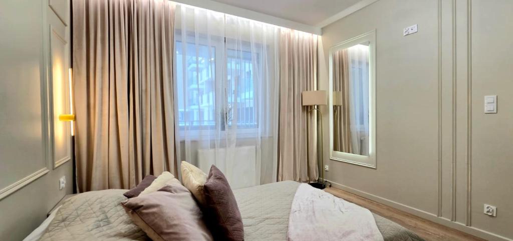 Ένα ή περισσότερα κρεβάτια σε δωμάτιο στο Apartamenty Kościuszki Winda Klimatyzacja