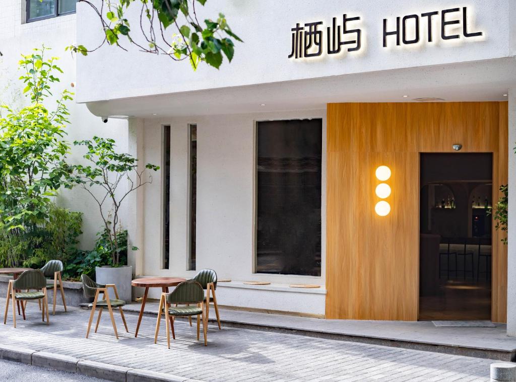 Tòa nhà nơi khách sạn tọa lạc