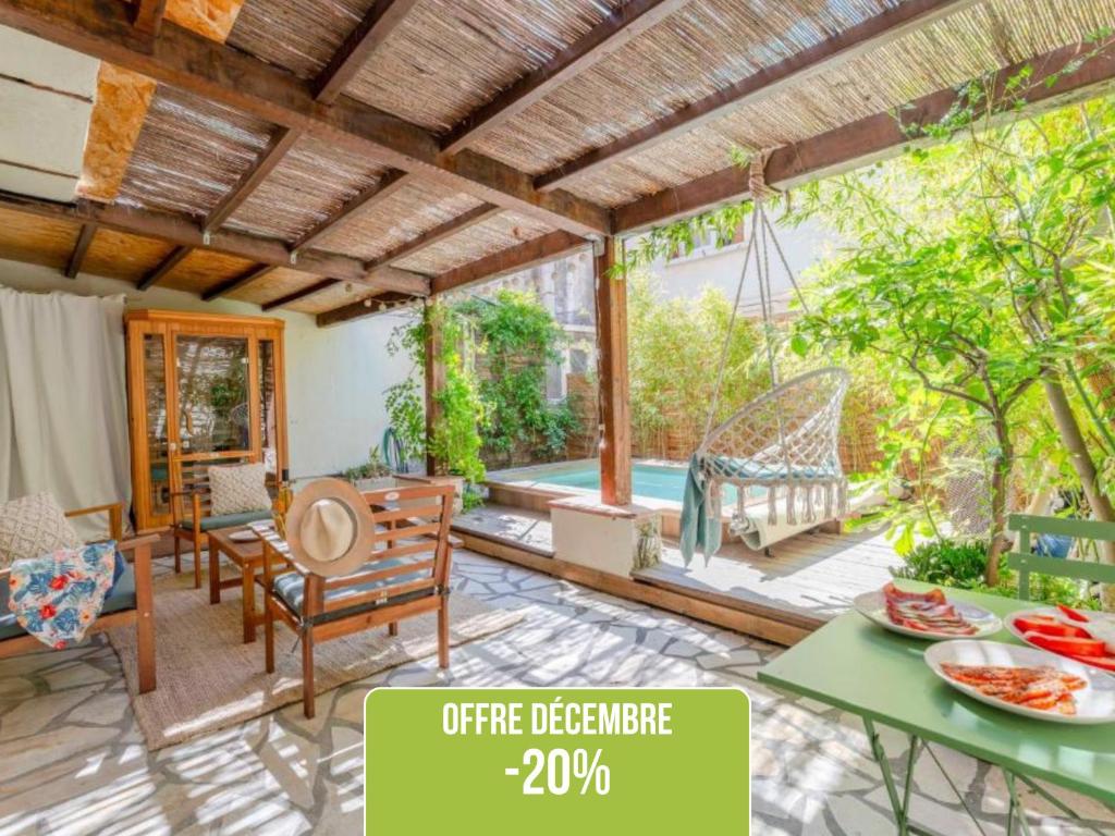 ein Bild einer Terrasse mit einem Tisch und Stühlen in der Unterkunft Escale Zen - Sauna Exclusif & Terrasse Privée - Idéal Pro & Couple - Piscine - 5min Port Toulon & Plage - WIFI HD - Expérience premium "Dans une bulle" in Toulon