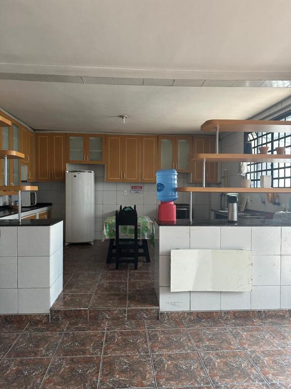 eine Küche mit weißen Schränken und einem Tisch darin in der Unterkunft Hotel Araras in Manaus