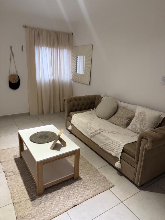 ein Wohnzimmer mit einer Couch und einem Couchtisch in der Unterkunft Liberty - San Juan in Rivadavia