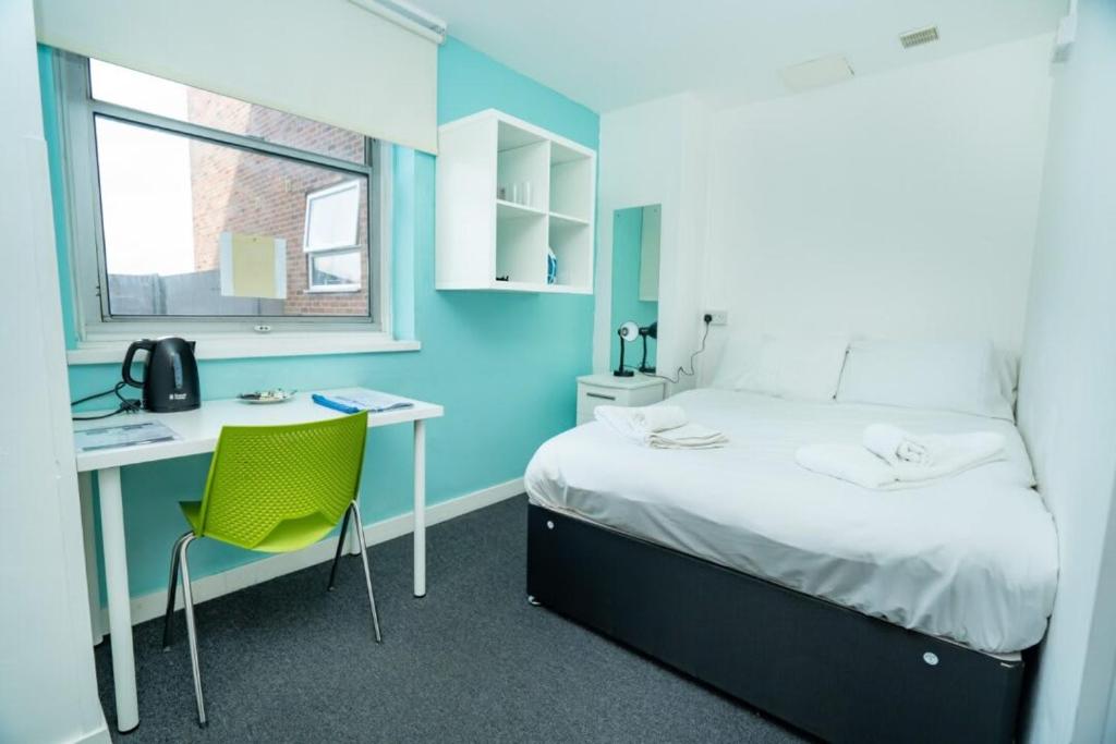 Кровать или кровати в номере Budget En-suite Room in Coventry City Centre