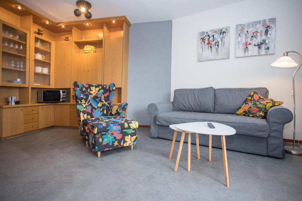 a living room with a couch and a chair and a table at Welcome in - Appartement centraal gelegen met balkon - Heidestrasse 2 Winterberg in Winterberg