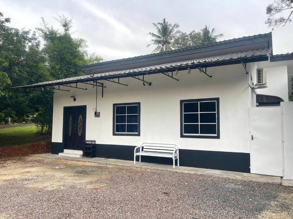 Το κτήριο όπου στεγάζεται  η παραθεριστική κατοικία