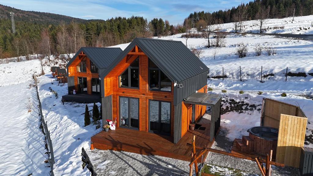 una vista sul soffitto di una casa nella neve di Widokowe Stodoły balia z hydromasażem na wylączność a Chyżówki