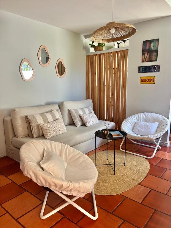 埃斯特角城Viento Azul Guest House的客厅里有一张沙发和一张桌子。