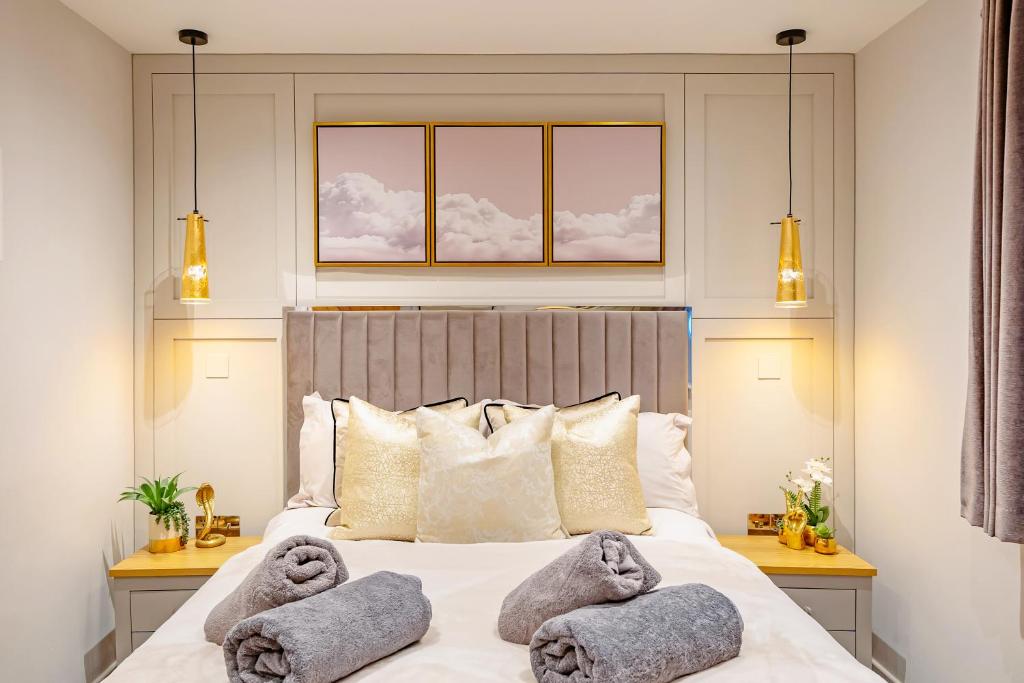 a bedroom with a bed with towels on it at Two Bed Home in Portishead in Portishead