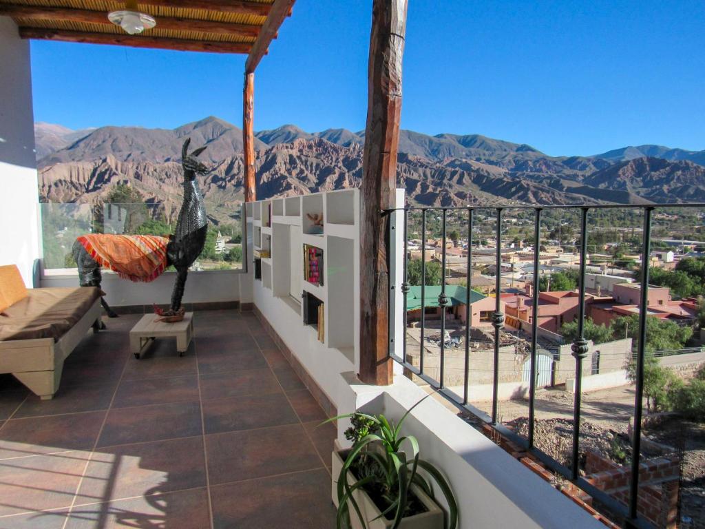 a balcony with a view of the mountains at La Llama Negra in Tilcara