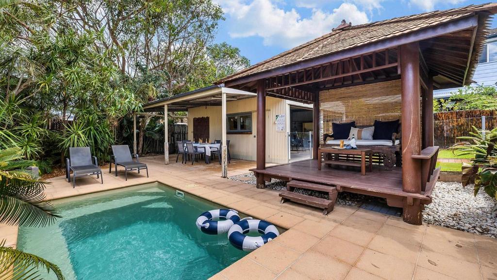 una casa con piscina y pabellón en Salt and Serenity - Lux Home With Heated Pool, en Anna Bay