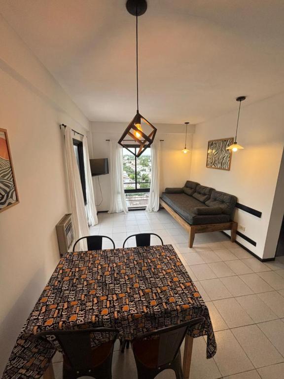 ein Wohnzimmer mit einem Tisch und einem Sofa in der Unterkunft Departamento en el centro de Rafaela in Rafaela
