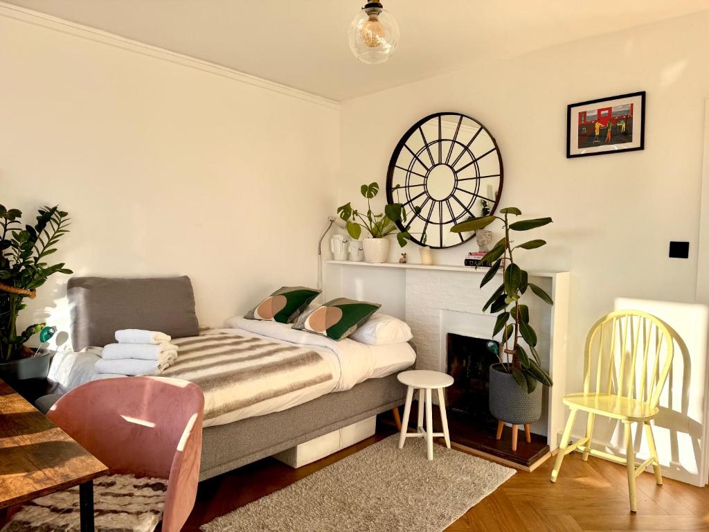 Postel nebo postele na pokoji v ubytování Central London Retreat