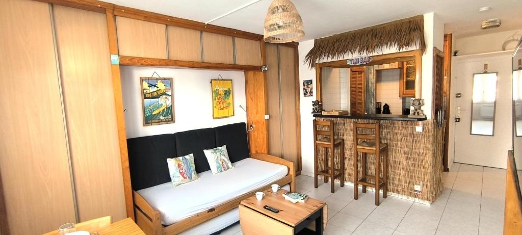 ein Wohnzimmer mit Couch und Küche in der Unterkunft VK Ocean in Mimizan