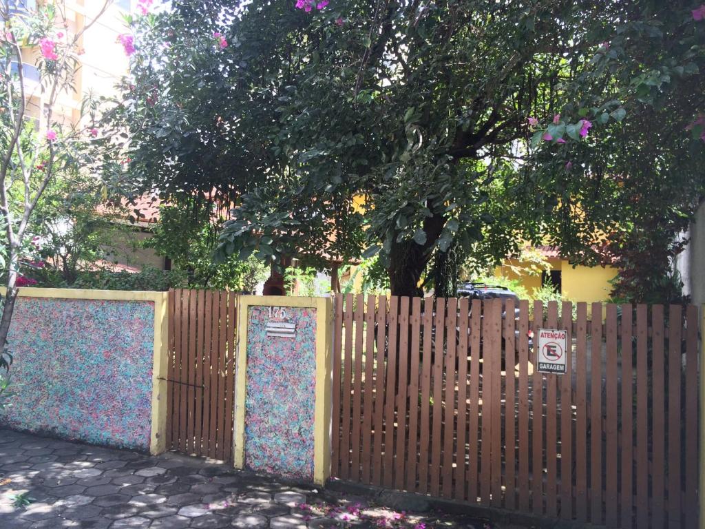 a wooden fence with a sign in front of it at Recanto da Vovó com Bike in Vitória