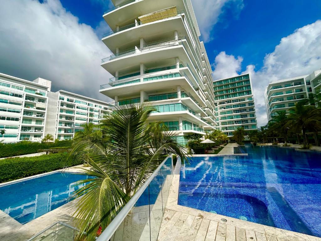 Apartamento Cartagena في كارتاهينا دي اندياس: فندق به حمام سباحة أمام المبنى