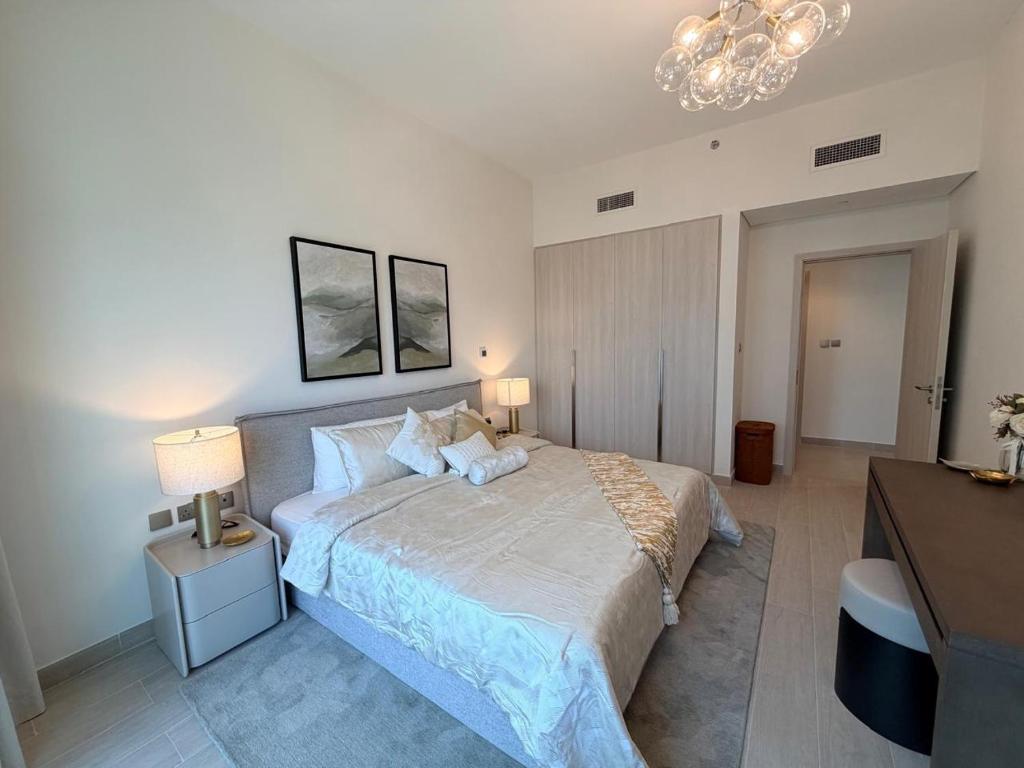 Ένα ή περισσότερα κρεβάτια σε δωμάτιο στο 1BR Yas Golf Collection, short walk to Water Park