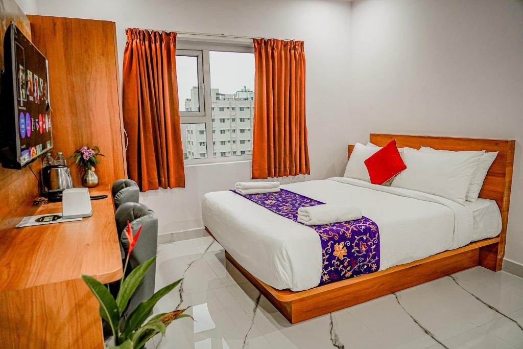 Una cama o camas en una habitación de Keerthis Comforts - Airport pick up or Drop INR 449