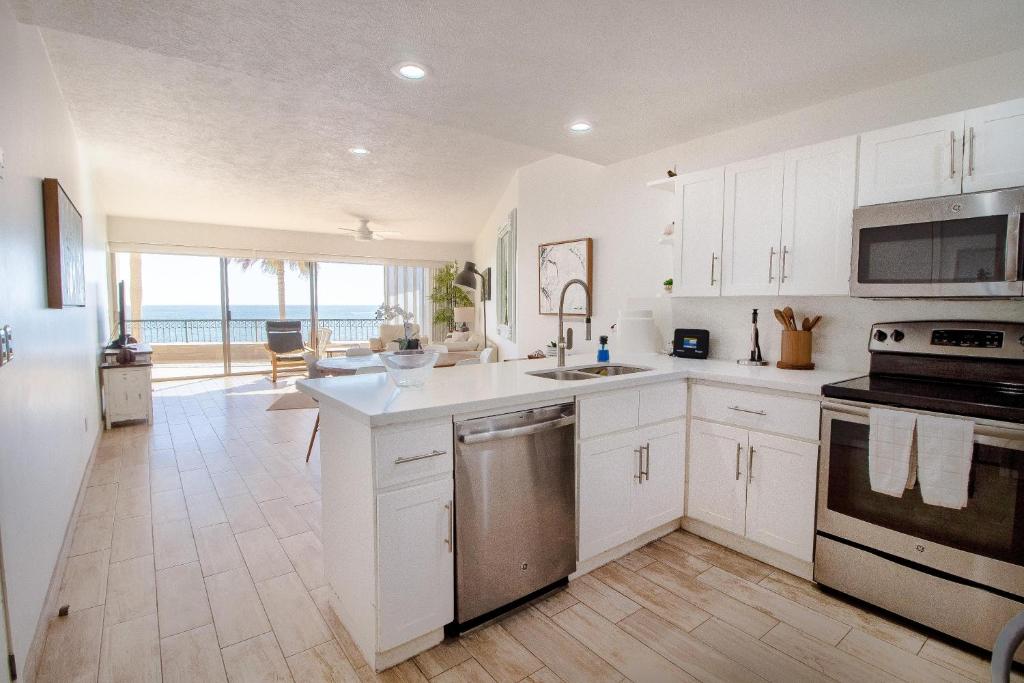 una cucina con mobili bianchi e vista sull'oceano di Sonoran Spa E301 a Campo del Medio
