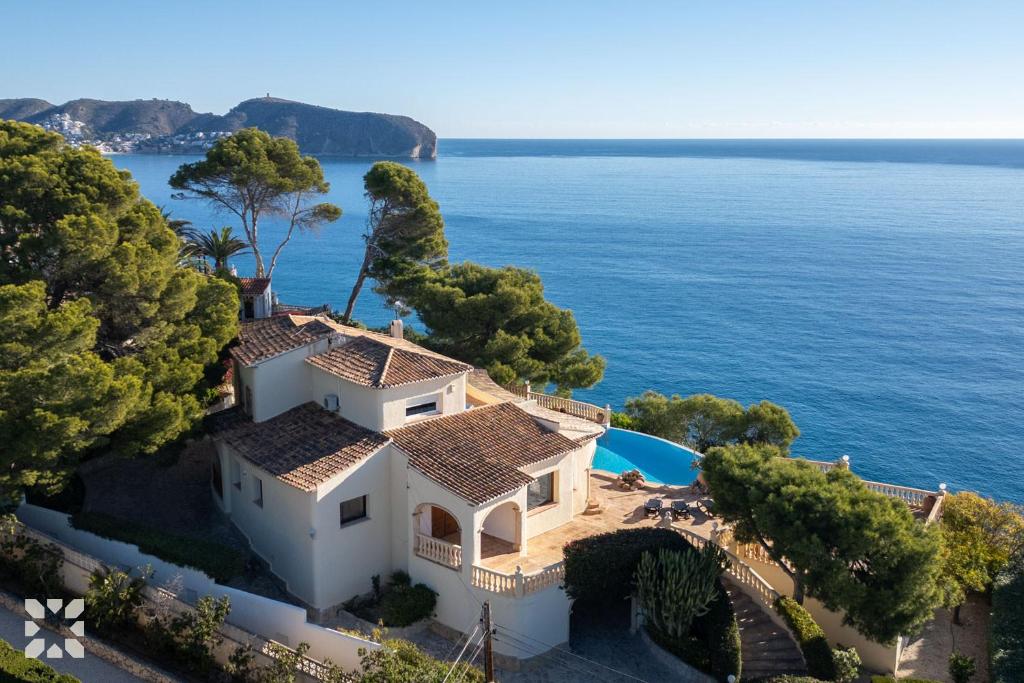 una vista aérea de una casa en medio del océano en Villa Gaviota by Abahana Villas, en Cap Blanc