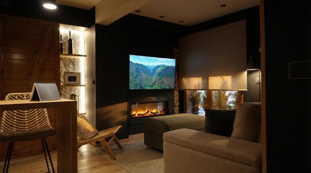 un soggiorno con divano e camino di El Harapan - Tu refugio selvático a pie de playa - Grupo Querbes a Gijón