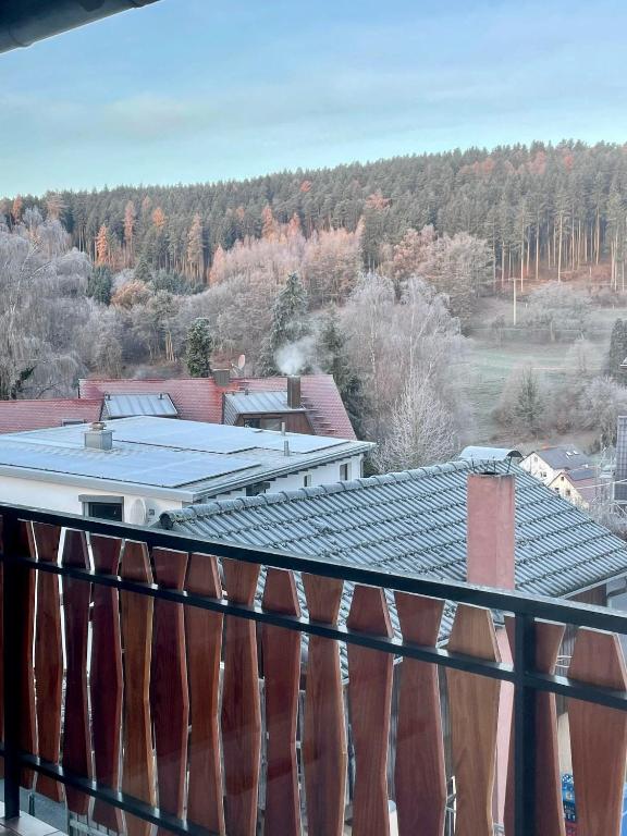 Blick vom Balkon eines Gebäudes mit Dach in der Unterkunft Natascha in Fellen