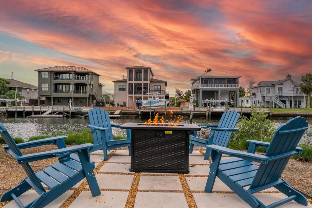 a group of chairs and a table with a fire pit at Oyster House Waterfront 3b2b Kayaks BBQ Games in Hernando Beach