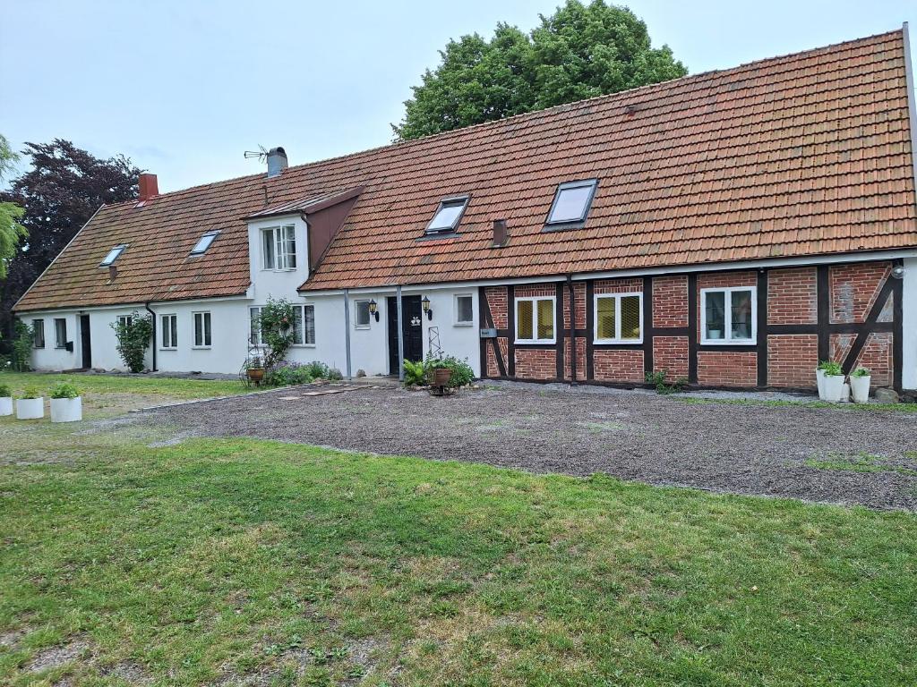 Casa de ladrillo grande con ventanas y patio en Klockargården Örja byväg 17, en Landskrona