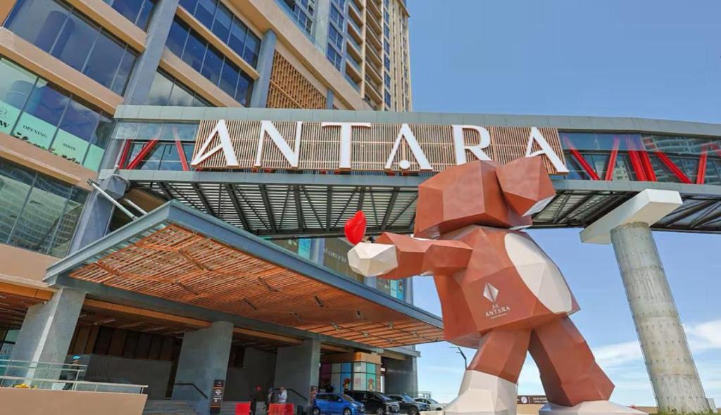 Genting Antara Residence, Covered Link Bridge access to Genting Highlands في مرتفعات جنتنغ: تمثال دب كبير أمام مبنى