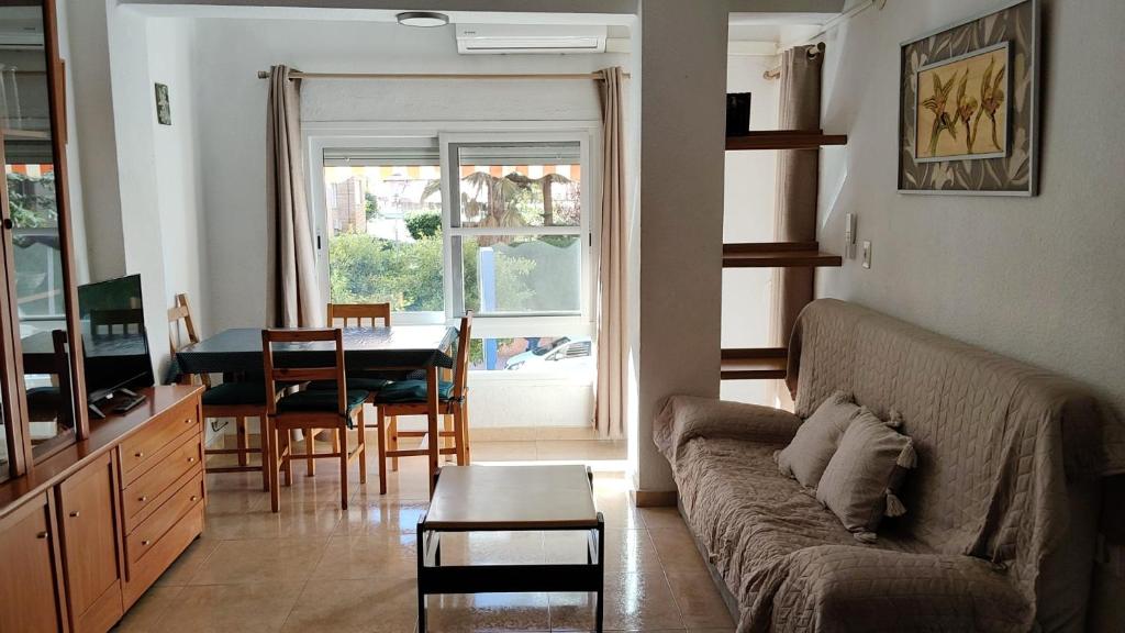 普拉亚博布拉-德法纳Estudio Apartamento cerca de la playa的带沙发和餐桌的客厅