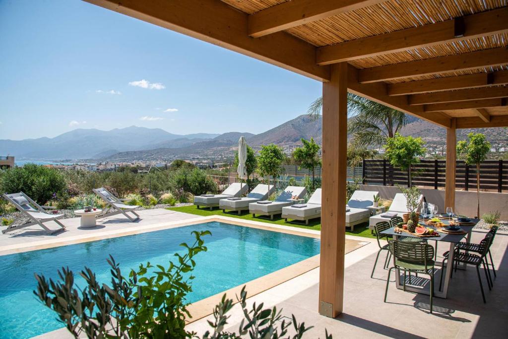 Villa Alquimia Bb with private Swimming pool في Limín Khersonísou: فيلا بمسبح وفناء