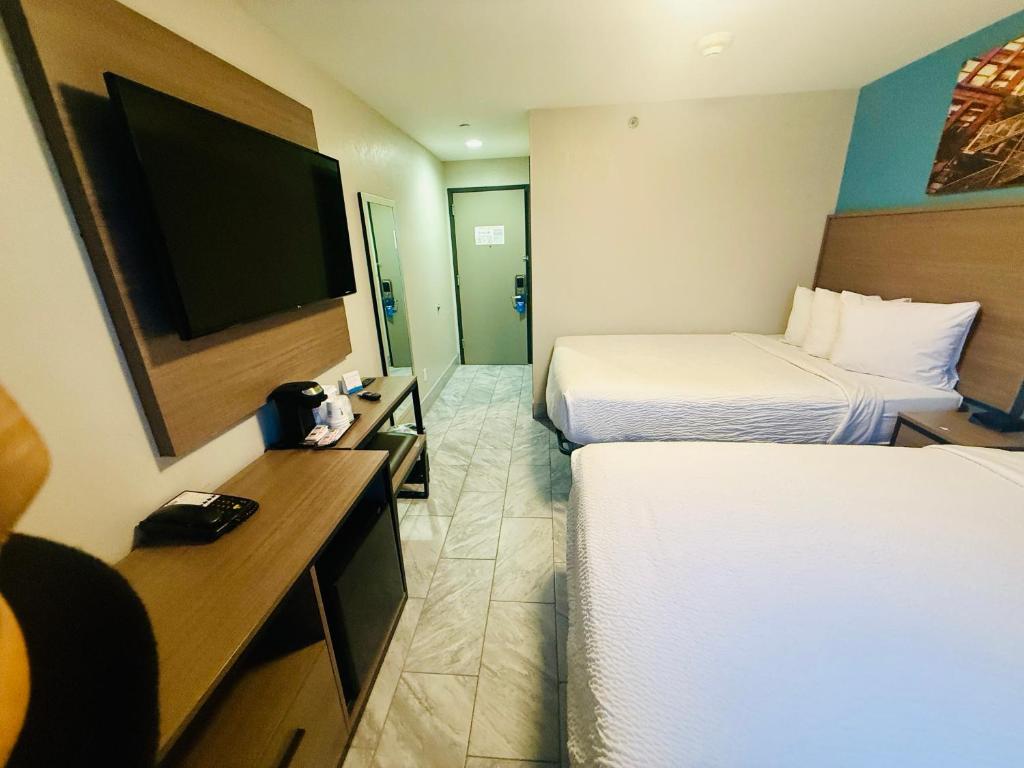 Days Inn by Wyndham Brooklyn Borough Park - Room With Two Double Beds - Non-Smoking
