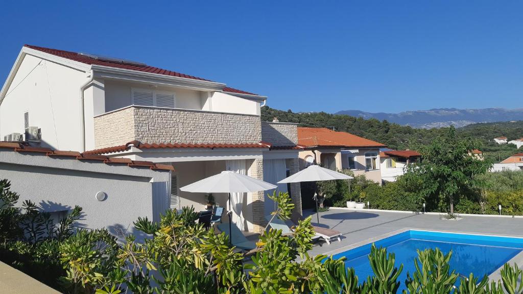 una villa con piscina e una casa di Holiday house Altea , Barbat on the Island Rab a Rab