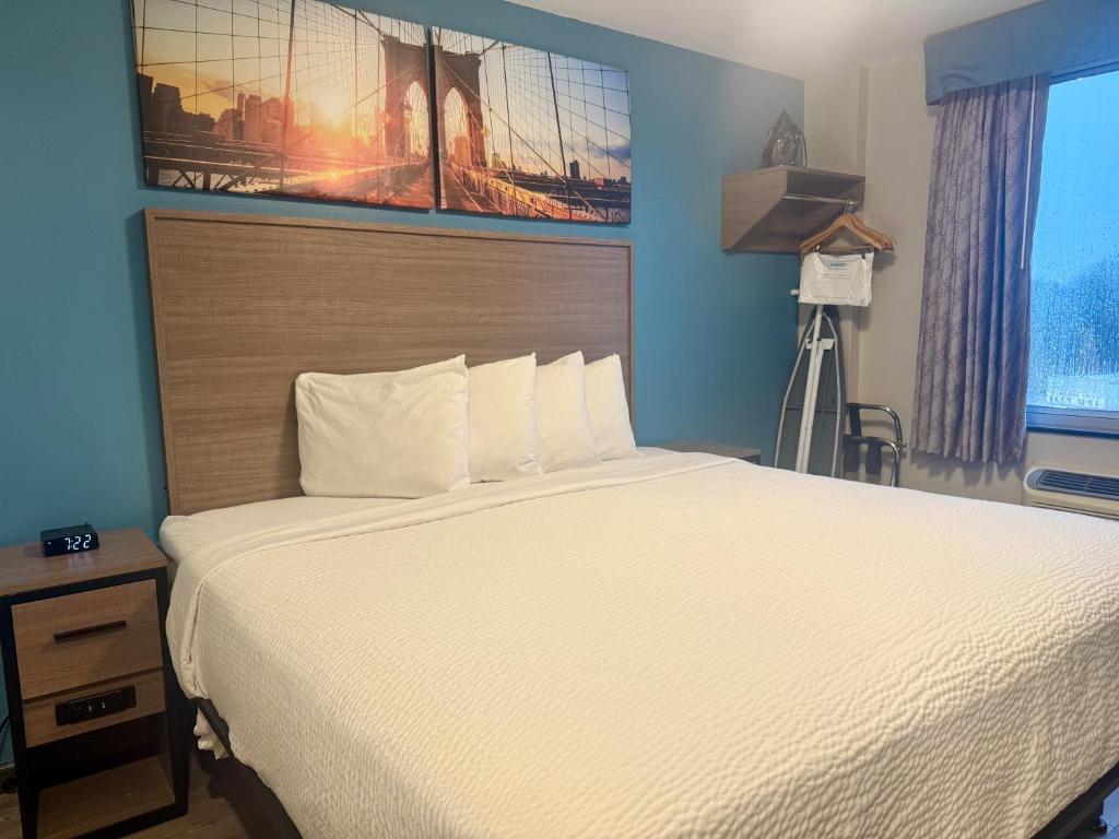 Days Inn by Wyndham Brooklyn Borough Park - King Room - Non-Smoking