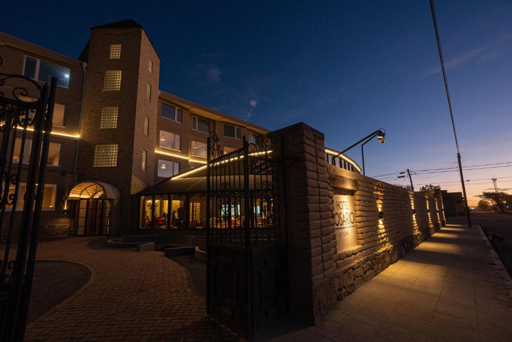 um edifício com uma cerca em frente a um edifício em Hotel Rosario Uyuni Collection em Uyuni