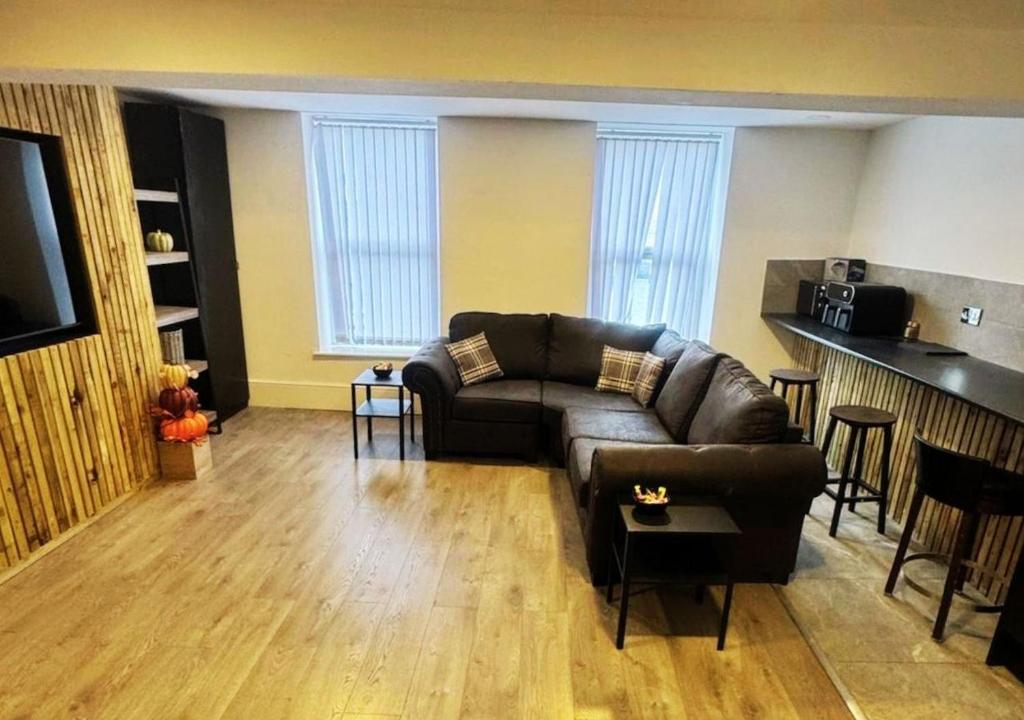 een woonkamer met een bank en een tafel bij Williamson Suites - Apartment 2 in Liverpool