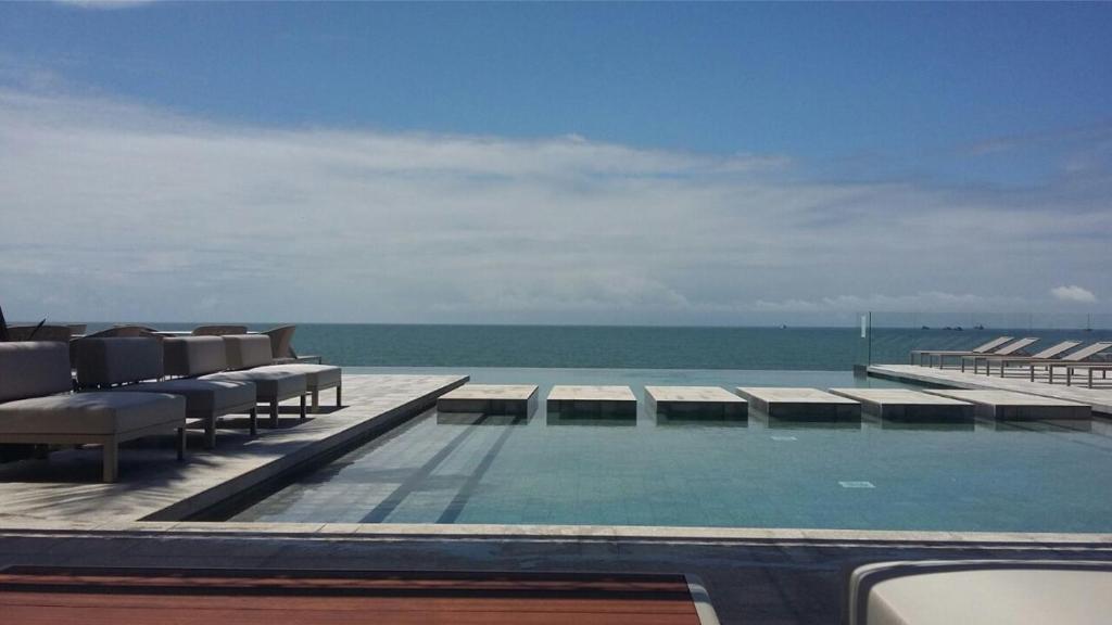 Bazén v ubytování Noom Hotel Conakry nebo v jeho okolí