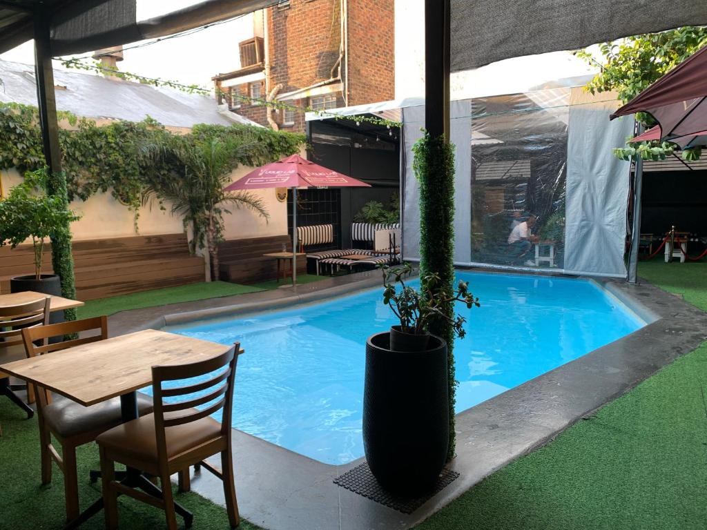 Swimmingpoolen hos eller tæt på Stylish Studio with Pool & Huge TV