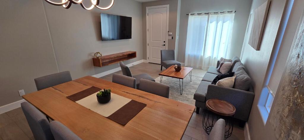 Телевизор и/или развлекательный центр в Lux Modern 3BR - 2BA Duplex Brand New Furnished