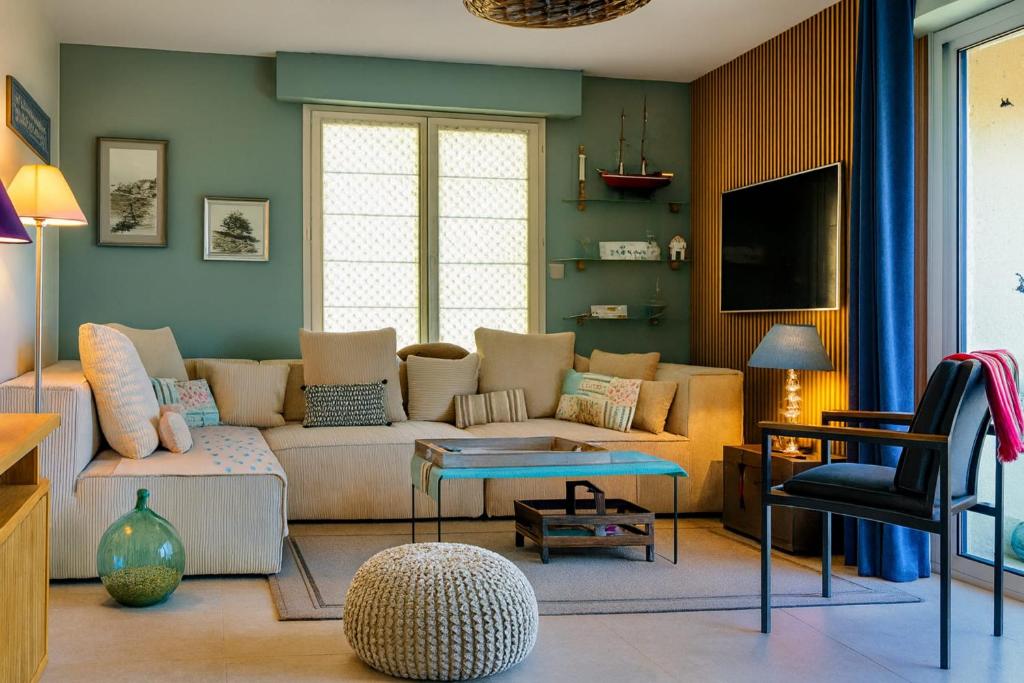 Μια τηλεόραση ή/και κέντρο ψυχαγωγίας στο Apartment with a stunning 180 view & private garden 4 guests baby