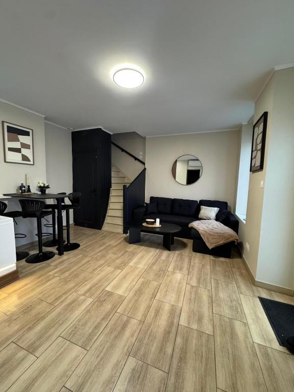 La suite Nova - Jacuzzi في فالنسيان: غرفة معيشة ذات أرضية خشبية وطاولة