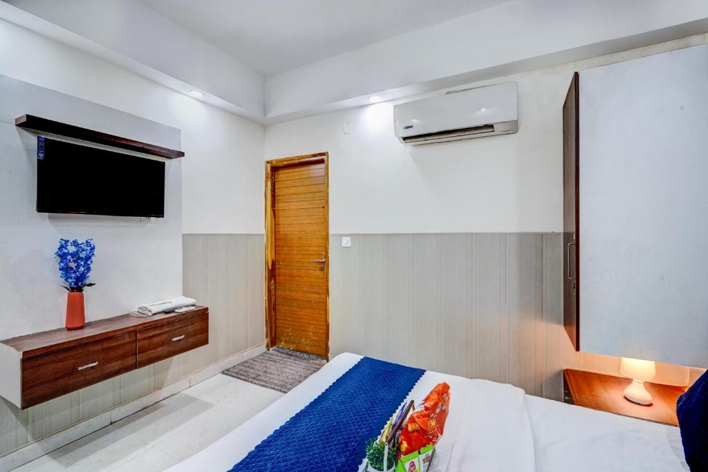 Restin Hotels near Botanical garden and Amity University — 4