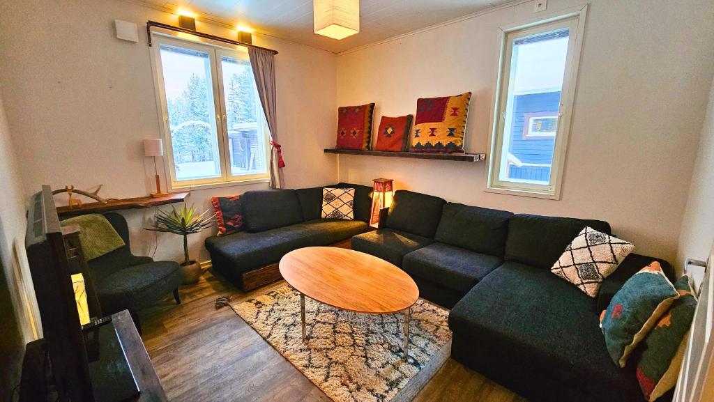 Χώρος καθιστικού στο Riverfront Aurora Chalet