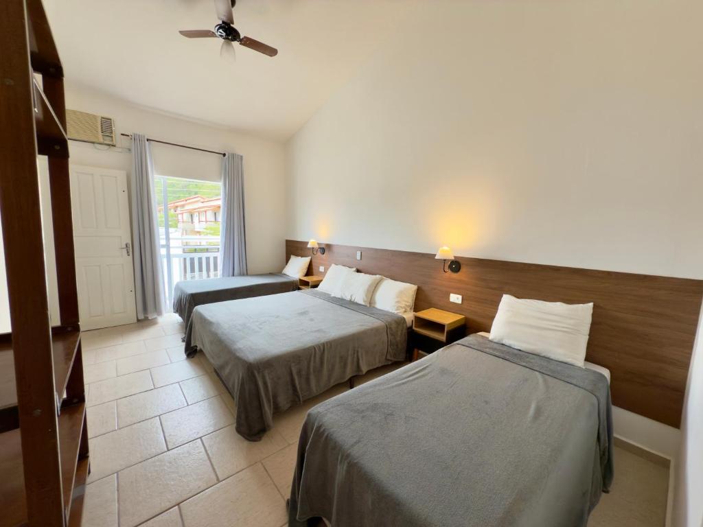 Giường trong phòng chung tại Juquehy Studios 8 e 10