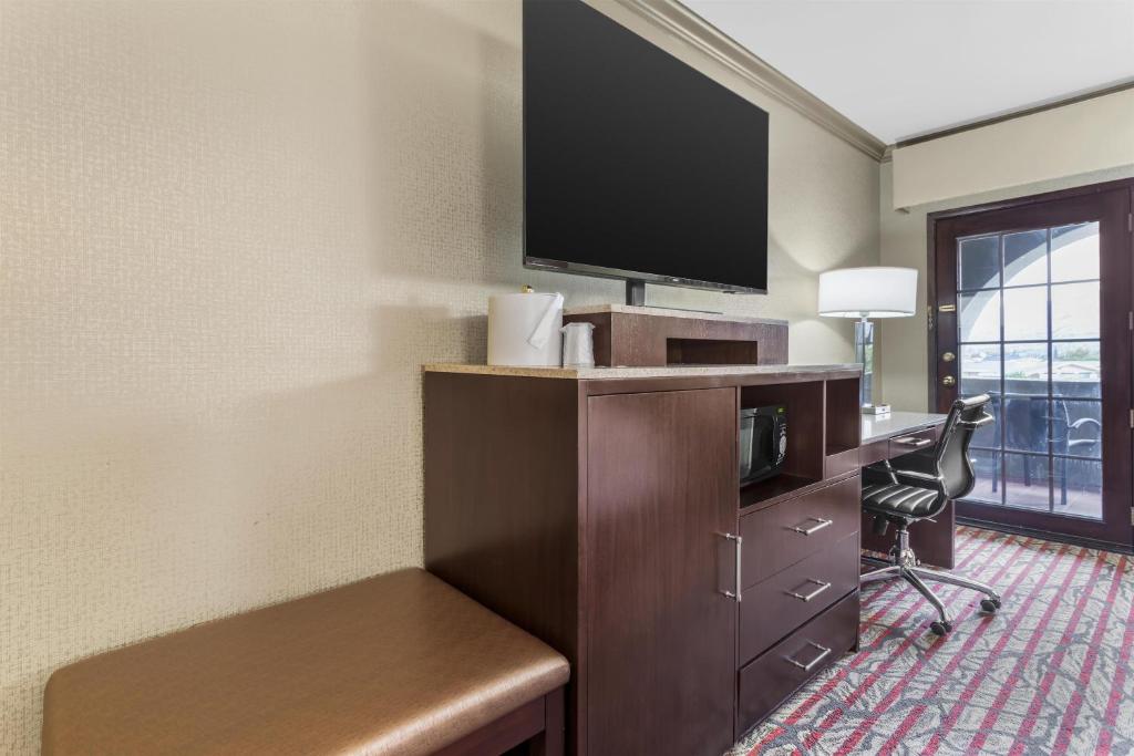 Best Western Plus Brookside Inn - King Room With Balcony - Non-Smoking