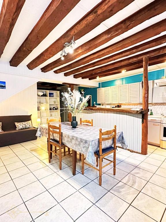 eine Küche und ein Esszimmer mit Tisch und Stühlen in der Unterkunft Studio 4-6 personnes aux Eaux-Bonnes in Eaux-Bonnes