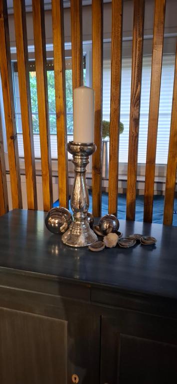 Una vela colocada encima de una cómoda con galletas. en Bei GRETA 33, en Marl