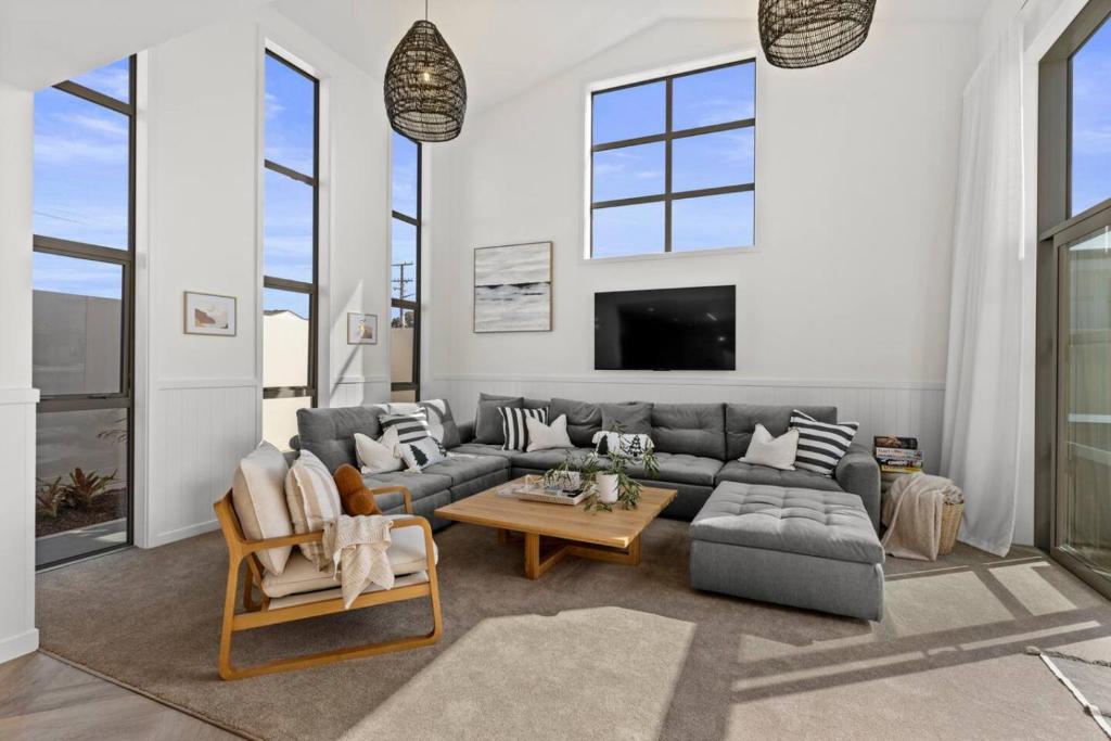 Un televizor și/sau centru de divertisment la Premium Home with Sauna & Parking - Steps to Beach